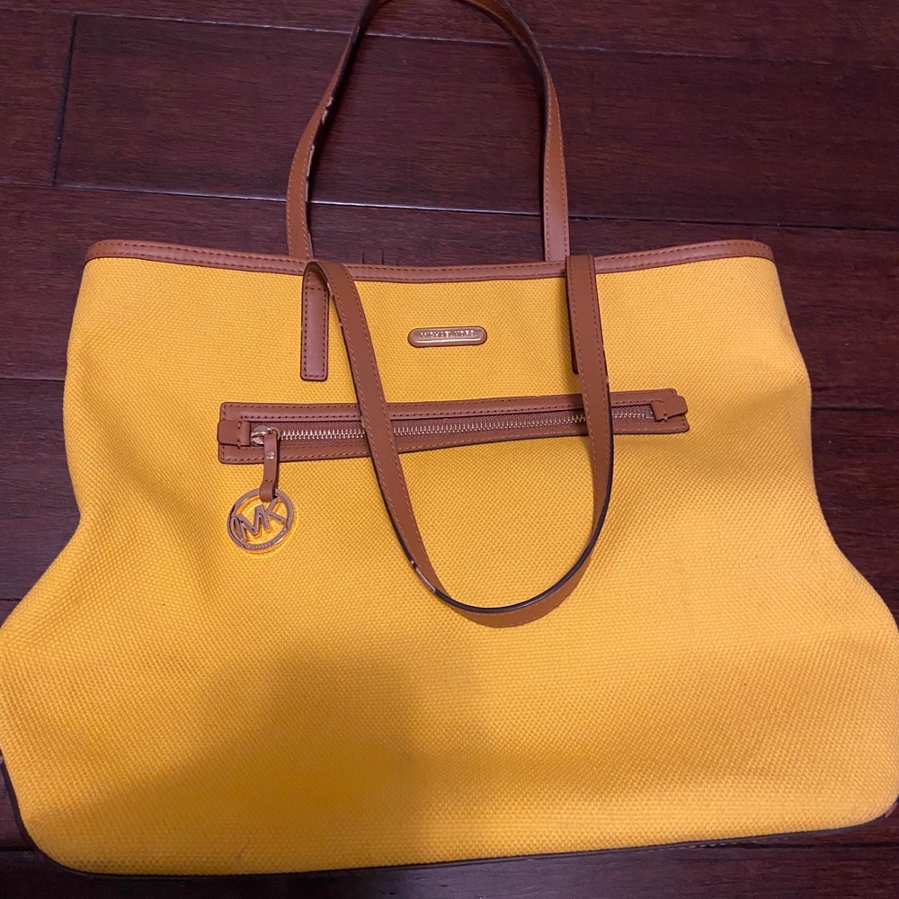Fabulous Michael Kors brilliant yellow handbag 💛